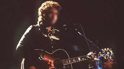 La música sopla 83 velas