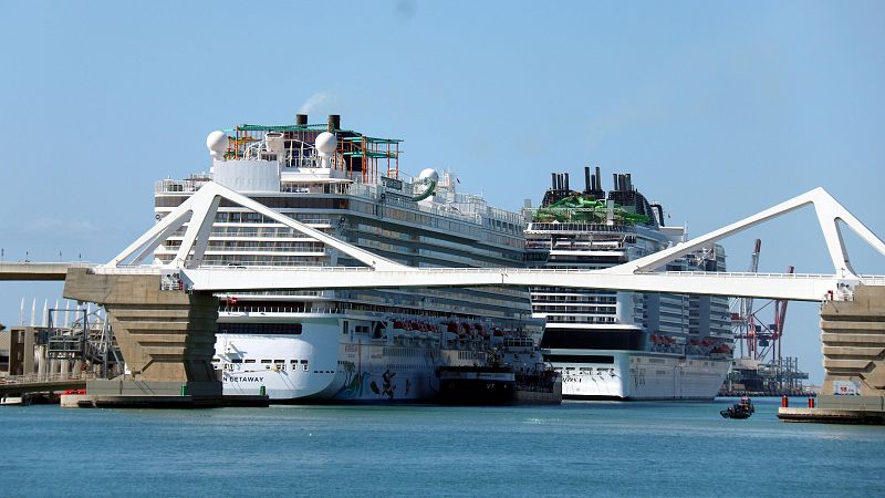 Barcelona arriba al límit pels creuers i s'obre a reduir les terminals del Port