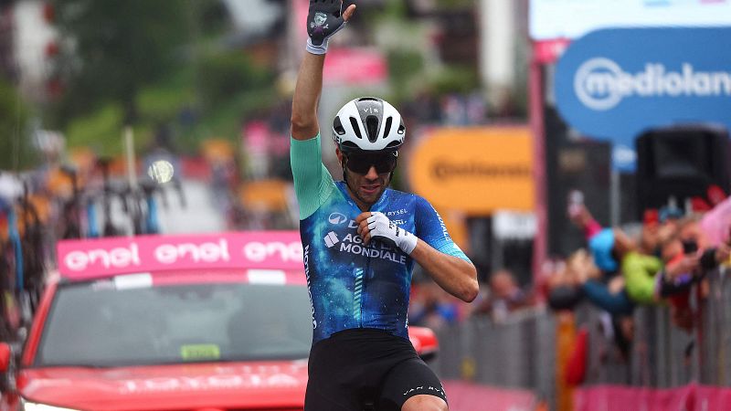 Andrea Vendrame gana la 19ª etapa del Giro por delante de Pelayo Sánchez, los mejores de la escapada