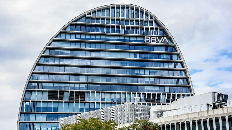 El BBVA pide a la CNMV autorización para lanzar la OPA sobre Sabadell
