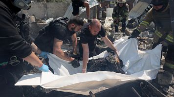 Expertos forenses estudian los restos de un ataque con misiles rusos S-300 contra una imprenta en Jrkov, al noreste de Ucrania