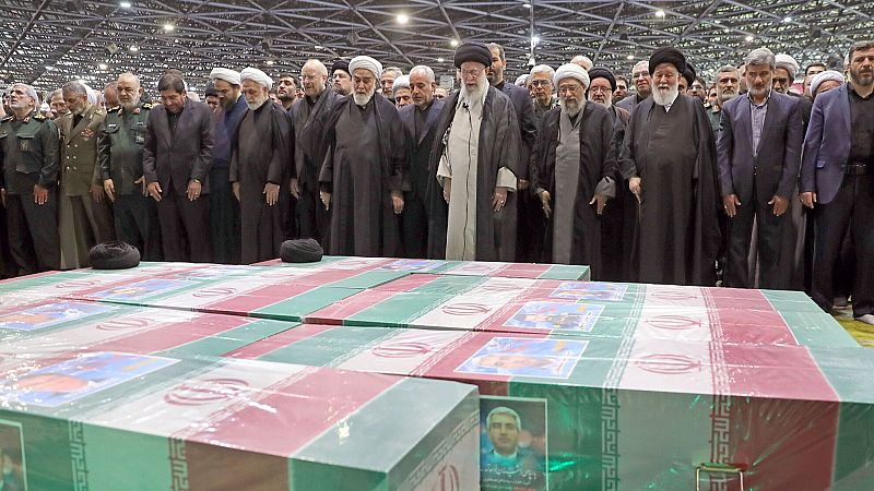 El líder supremo de Irán preside el acto de conmemoración al fallecido presidente Raisí