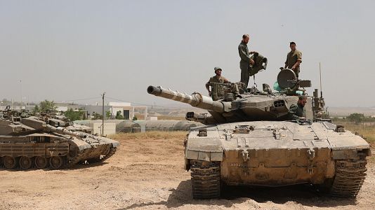 Soldados israeles con tanques cerca de la valla fronteriza con la Franja de Gaza, en el sur de Israel.