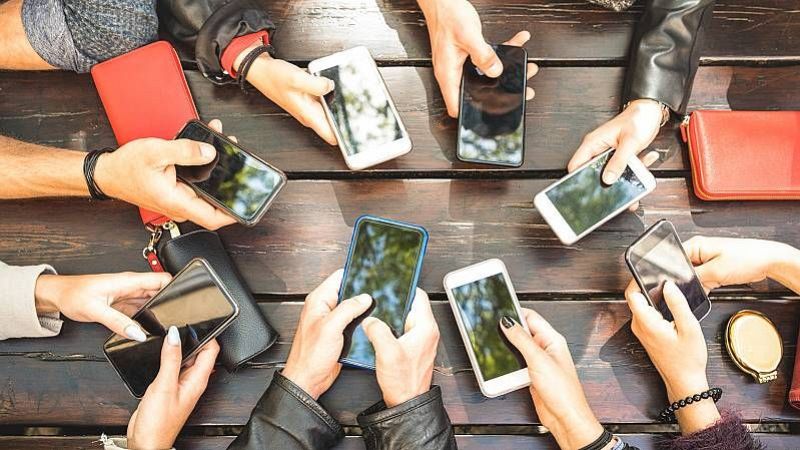 L'entitat 'Adolescència Lliure de Mòbils' demana endarrerir l'accés al primer smartphone