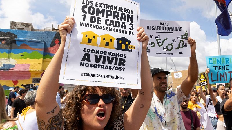 Miles de personas salen a la calle en varias ciudades de España contra el turismo masivo y los fondos buitre