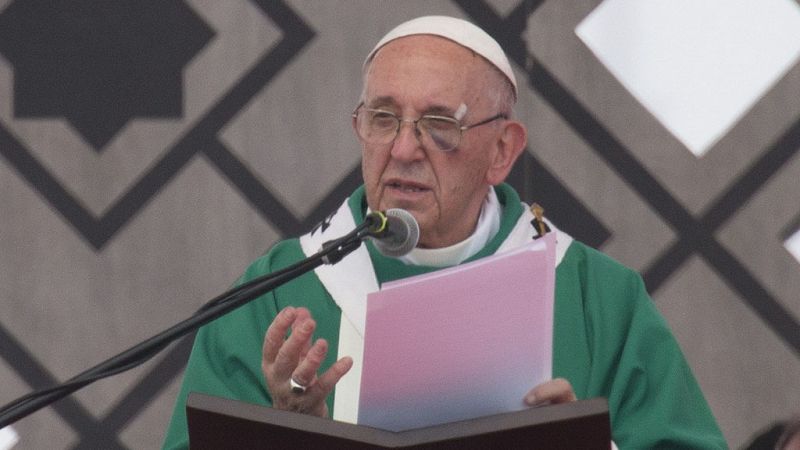 El papa pide "no obviar a la gente" en el proceso de pacificación de Colombia