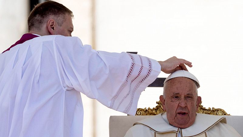El papa pide a los obispos que no entren homosexuales en los seminarios: "Hay demasiado ambiente marica"