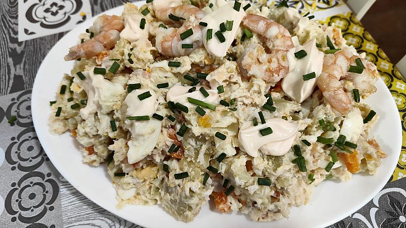 Receta de una deliciosa ensaladilla de merluza y gambas, para chuparse los dedos