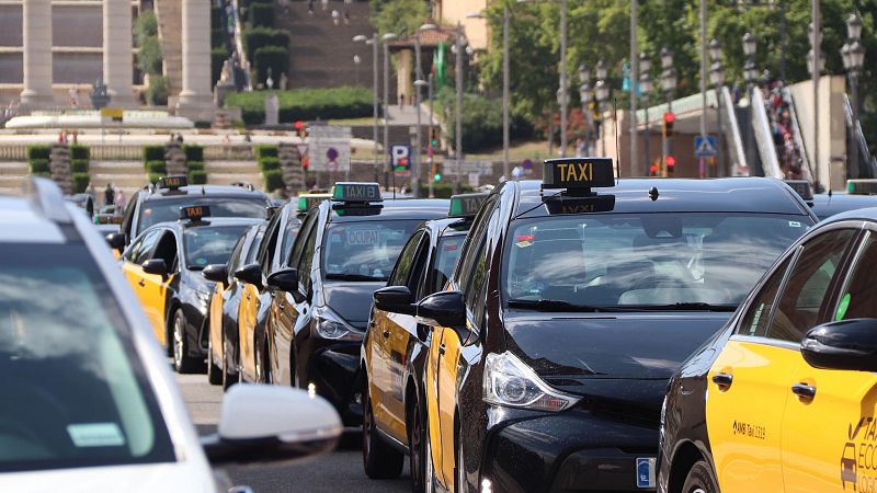 Els taxistes tornen a bloquejar Barcelona per protestar contra les VTC il·legals
