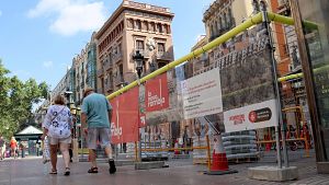 Les obres a la Rambla de Barcelona obliguen a obrir passos perqu els vehicles creuin el passeig del Gtic al Raval.