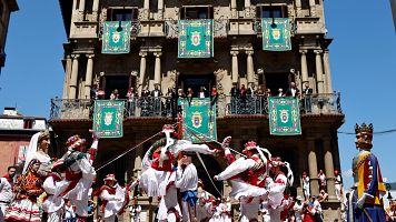San Fermn 2024: Un grupo de dantzaris baila en la Plaza del Ayuntamiento de Pamplona
