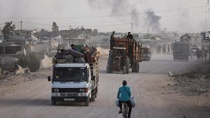 Palestinos huyen de la ciudad de Rafah, en el sur de Gaza, durante una ofensiva terrestre y a�rea israel�
