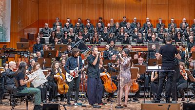 Vetusta Morla y Valeria Castro interpretan "Copenhague" junto a la Orquesta Sinf�nica y Coro RTVE.