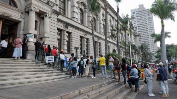 Sudafricanos esperan para votar en la ciudad de Durban
