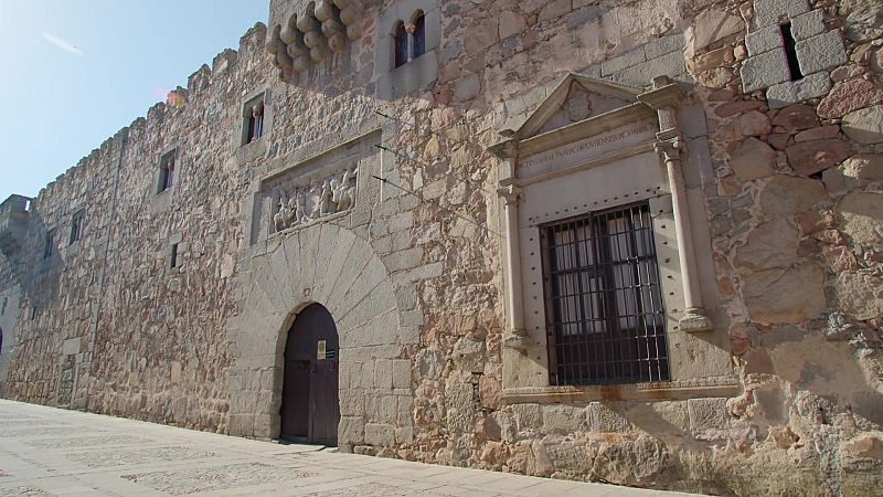 Los secretos del Palacio de los Dvila en vila: desde su puerta oculta a los verracos