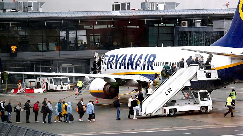 Multa de 150 millones de euros a cuatro aerol�neas de bajo coste por cobrar el equipaje de mano