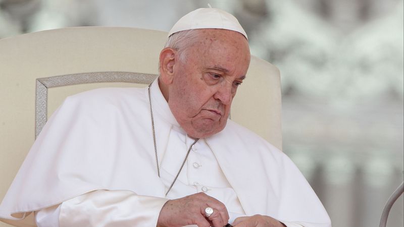 El papa asegura en un encuentro a puerta cerrada con sacerdotes que "los cotilleos son cosa de mujeres"