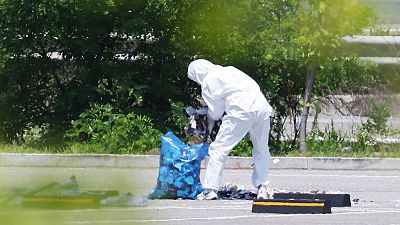 Un oficial con un traje de protecci�n recoge en Siheung, Corea del Sur, la basura de un globo enviado por Corea del Norte.