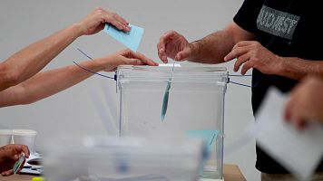 Elecciones europeas 2019: Un hombre introduce su papeleta en una urna de un colegio de Algeciras (C�diz)