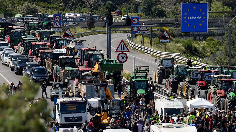 Los agricultores siguen con las protestas y bloquean los principales pasos fronterizos entre Francia y España