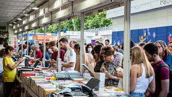 Lectores en la Feria del Libro de Madrid