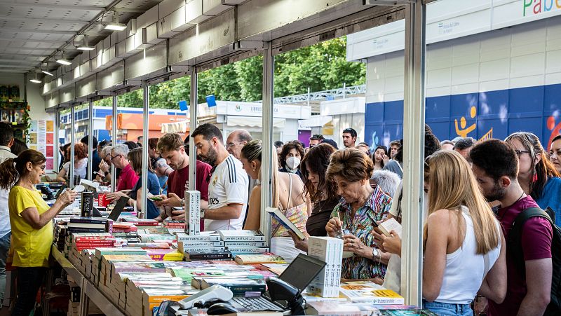 Lectores en la Feria del Libro de Madrid