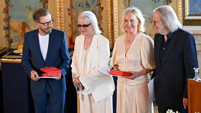Los reyes de Suecia le otorgan a ABBA la Real Orden de los Vasa por sus logros en la msica sueca