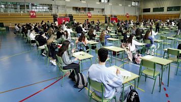 EBAU 2024: estudiantes durante el primer d�a de la EBAU 2024 en el polideportivo de la Universidad de la Rioja