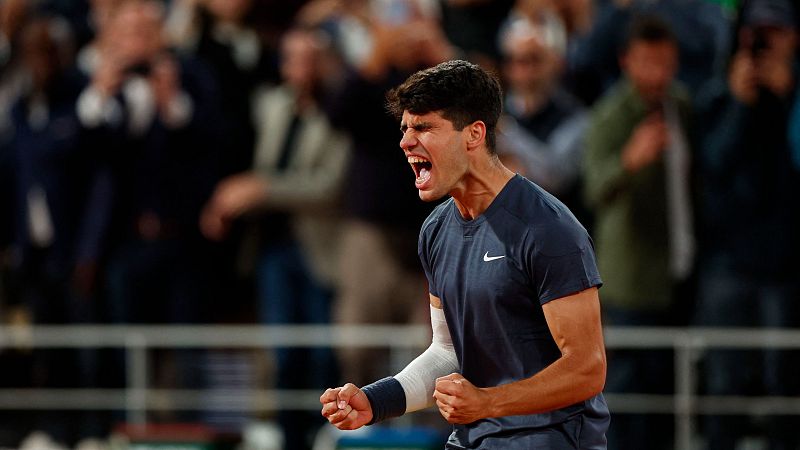 Carlos Alcaraz se cuela en las semifinales del Roland Garros tras vencer en tres sets a Tsitsipas