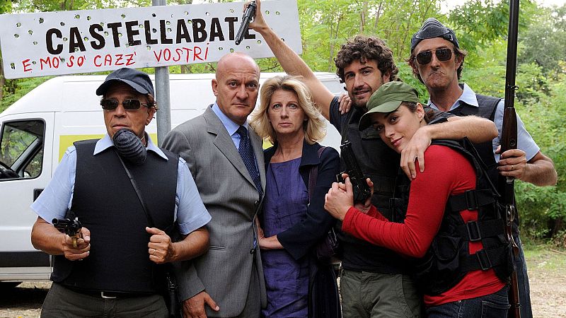 Arrasó en taquilla y se convirtió en la comedia italiana del año: 'Bienvenidos al Sur', ahora en RTVE Play