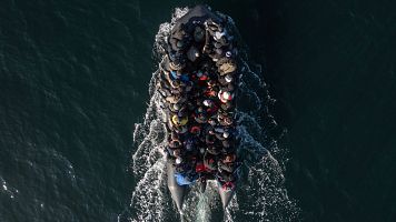 Un bote inflable que transporta a unos 65 inmigrantes cruza el Canal de la Mancha el 6 de marzo de 2024 en el Canal de la Mancha.