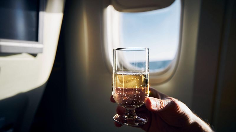 Dormir durante un vuelo después de beber alcohol podría ser perjudicial para el corazón