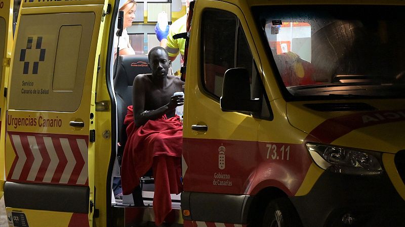 Rescatan a 677 migrantes a bordo de cinco cayucos a la deriva en aguas de Canarias, entre ellos un beb