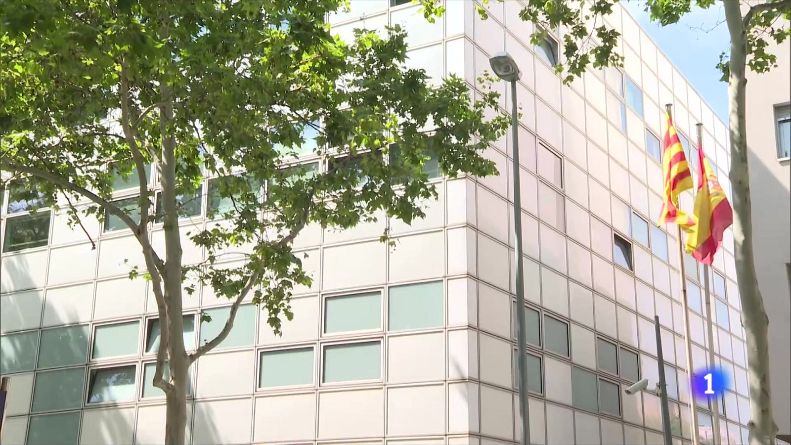 Presó provisional per a la parella de la dona que va morir en precipitar-se fa tres dies des d'un balcó a Horta - L'Informatiu | Veure