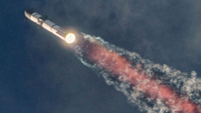 La nave Starship de SpaceX, sobre el cohete Super Heavy, en pleno vuelo.