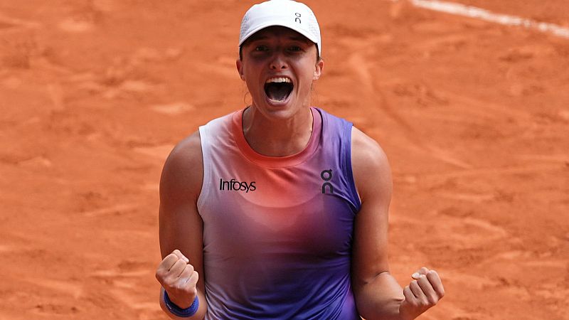 Iga Swiatek barre a Jasmine Paolini (6-2, 6-1) para ganar su tercer Roland Garros consecutivo