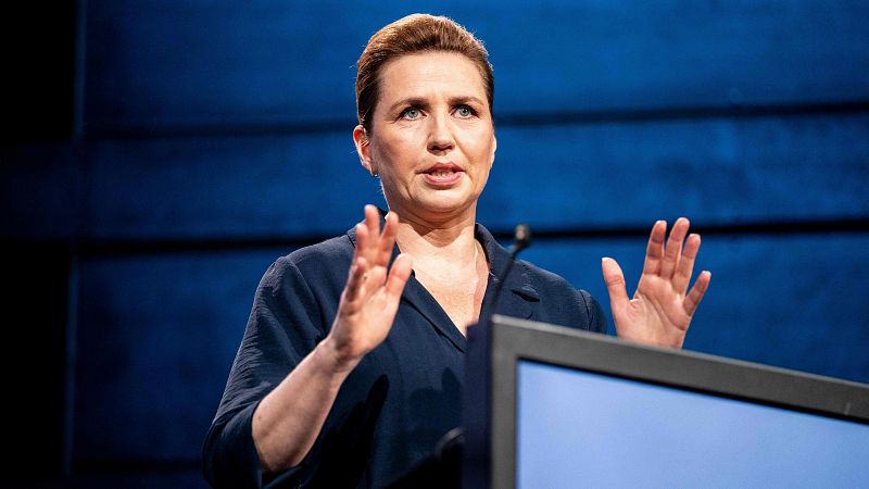Un hombre agrede a la primera ministra danesa, Mette Frederiksen, en Copenhague
