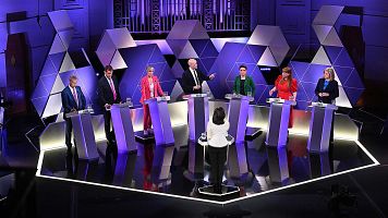 Los representantes de siete formaciones polticas en un debate televisado por las elecciones del 4 de julio de Reino Unido.