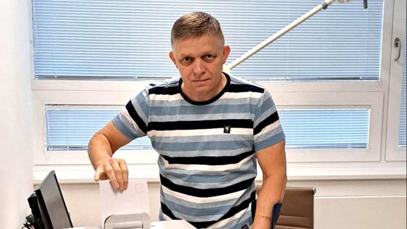 El primer ministro eslovaco Robert Fico vota en las europeas tres semanas despus de ser tiroteado