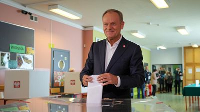 El primer ministro polaco, Donald Tusk, vota en un colegio electoral de la escuela primaria n� 12 de Varsovia