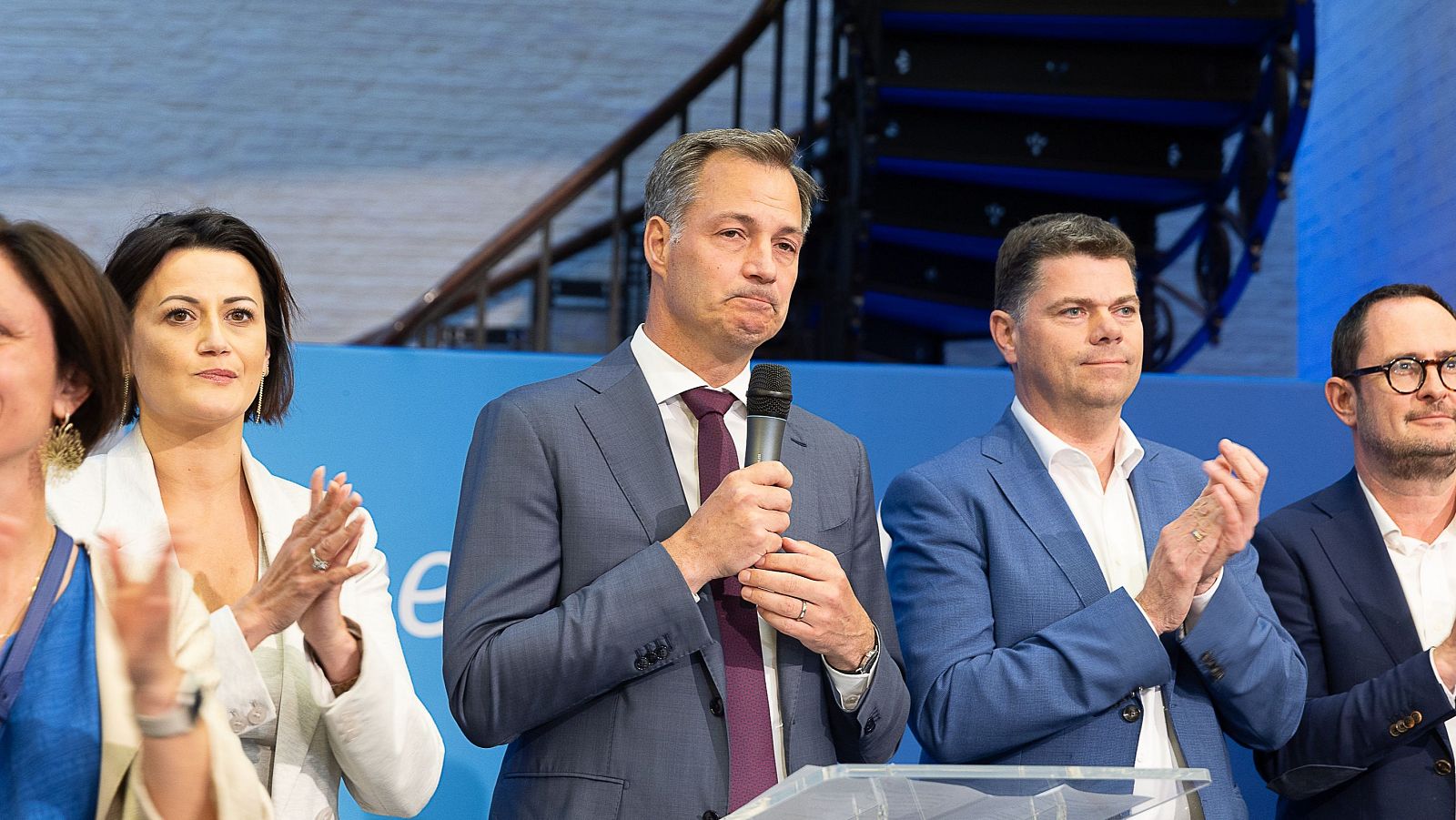 Dimite el primer ministro belga tras los malos resultados electorales - Especiales informativos | Ver