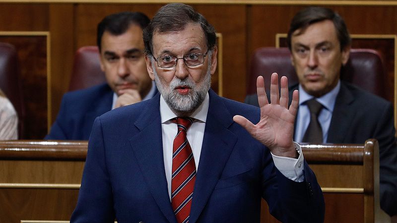 Rajoy insiste en que la prioridad ahora no es reformar la Constitución, sino "defenderla"