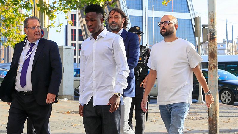 Condenados a 8 meses de cárcel tres seguidores por insultos racistas a Vinicius en Mestalla