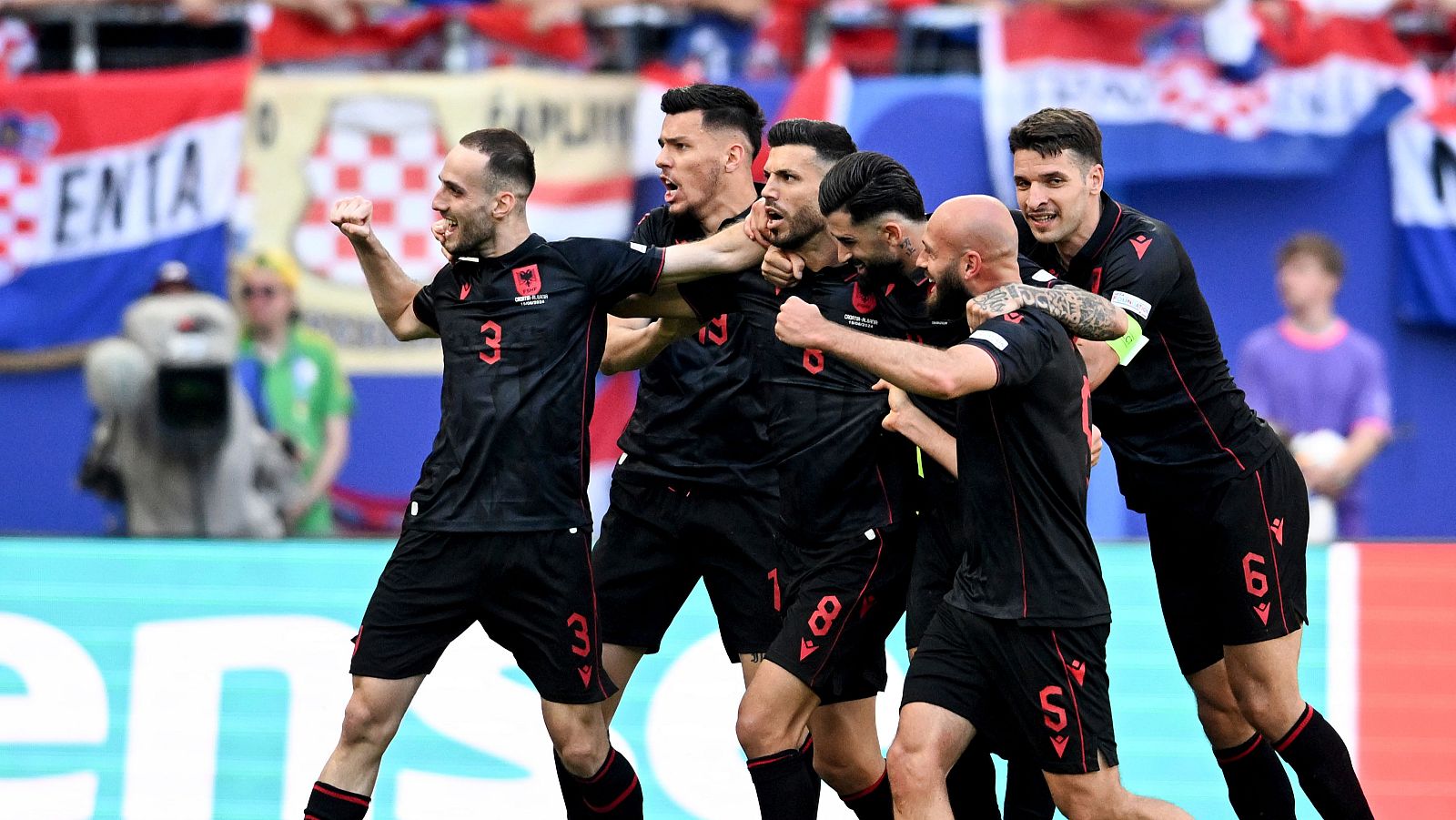 Gjasula desata la locura en Albania con el gol del empate ante Croacia