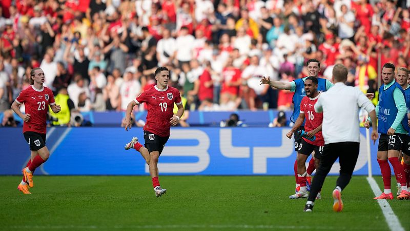 Austria se aferra a la Eurocopa y envía a Polonia a la lona