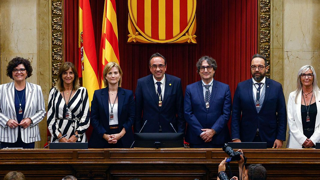 Fotografia de familia de la mesa del Parlamen presidida per Josep Rull