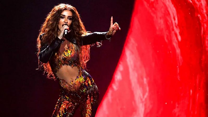 Eleni Foureira, subcampeona de Eurovisin 2018, acosada en el escenario durante un concierto