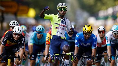 Biniam Girmay vence al sprint la etapa 3 y Richard Carapaz se enfunda el maillot amarillo del Tour