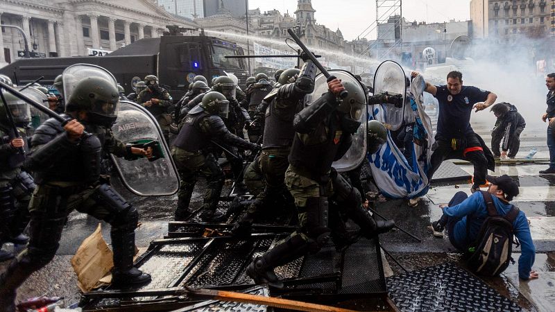 Miles de argentinos protestan en contra de la ley de bases de Milei aprobada en el Senado