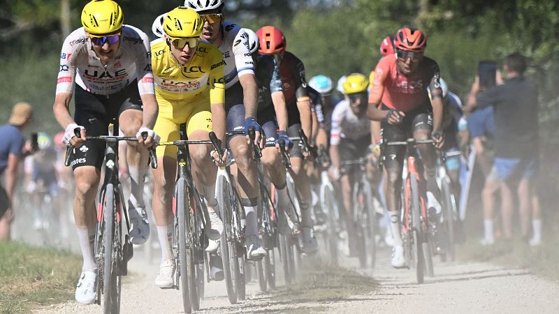 Tour de Francia | Los ciclistas, por un camino de tierra en la etapa 9